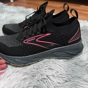 Brooks Women's Levitate 5 Stealth Fit Running Shoes, size 8